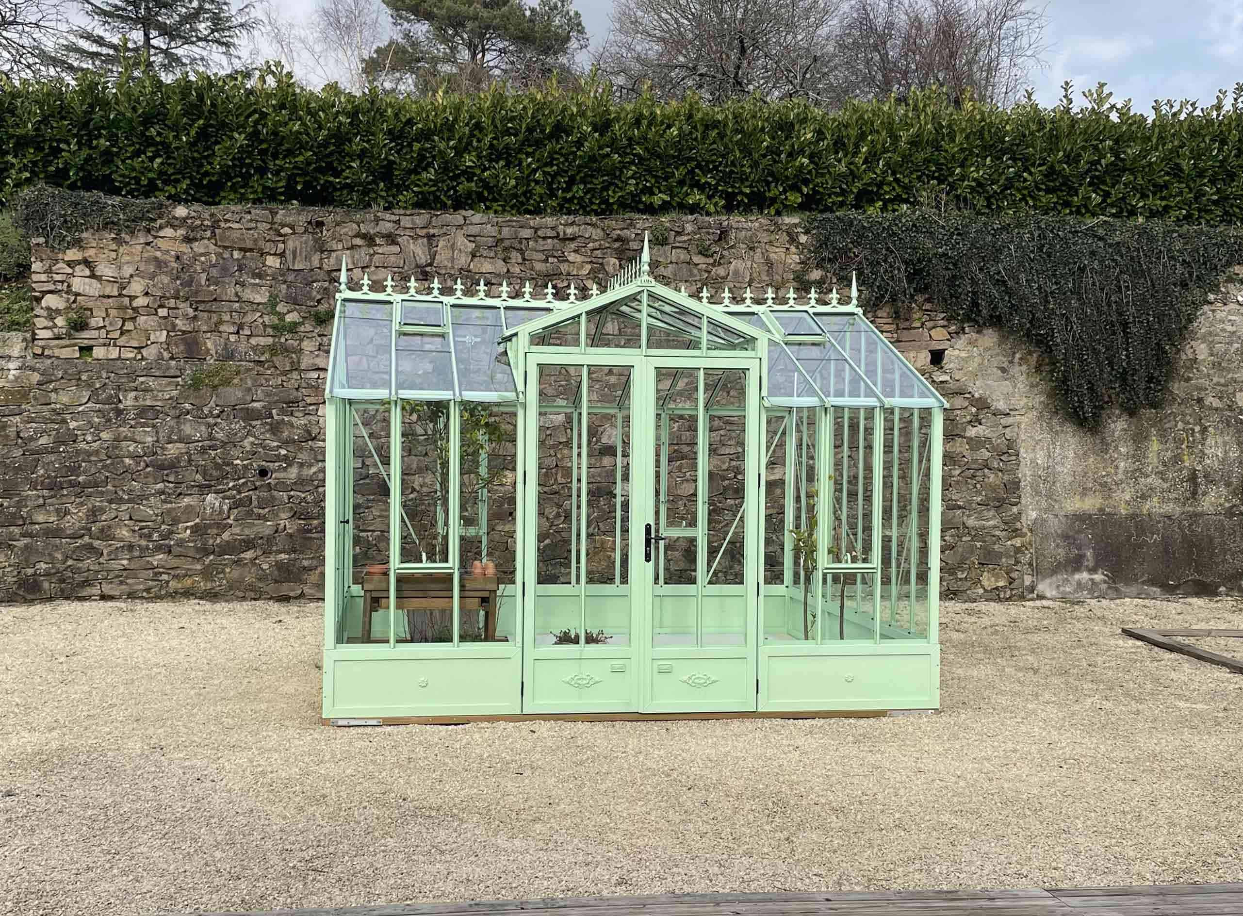 Classique avec chien-assis